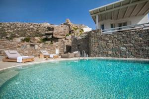Bazén v ubytování Breathtaking 6 Bed in Platis Gialos nebo v jeho okolí
