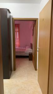 Habitación con dormitorio con cama y puerta. en Stamopolu Parter Big, en Primorsko