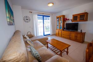 ein Wohnzimmer mit einem Sofa und einem Tisch in der Unterkunft CALA VENT MAR Y SOL Poniente Beach in Benidorm