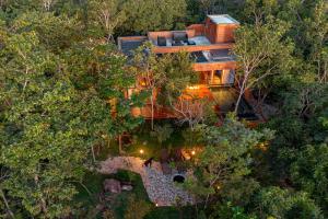 an aerial view of a house in the forest at Quinta dos Goyazes Eco Boutique pra curtir a dois em Pirenópolis in Pirenópolis