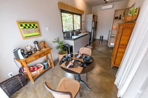 uma cozinha com mesa e cadeiras num quarto em Quinta dos Goyazes Eco Boutique pra curtir a dois em Pirenópolis em Pirenópolis
