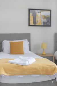 un asciugamano bianco seduto sopra un letto di OPP B'ham - Freshly refurbished walls and carpets! BIG SAVINGS booking 7 days or more! a Marston Green
