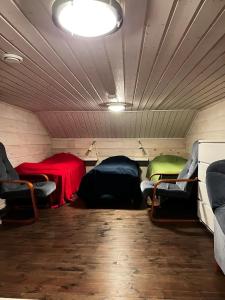 クーサモにあるRuka Cottageのベッド3台と照明付きの小さな部屋