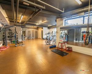 ein großer Raum mit einem Fitnessstudio und Fahrrädern darin in der Unterkunft Solara Studio with Pool/Hot tub/Parking/Gym in Canmore