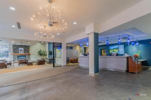 eine Lobby eines Krankenhauses mit einem Kronleuchter in der Unterkunft Solara Studio with Pool/Hot tub/Parking/Gym in Canmore + 15 Fotos