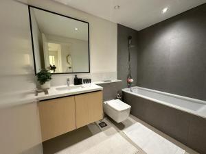een badkamer met een wastafel, een toilet en een bad bij Luxury Apartment Burj Crown Burj Khalifa View in Dubai