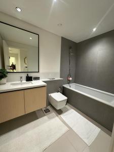 een badkamer met een bad, een toilet en een wastafel bij Luxury Apartment Burj Crown Burj Khalifa View in Dubai