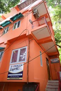 ein orangefarbenes Gebäude mit einem Schild drauf in der Unterkunft ANDAMAN EXQUISITE in Port Blair