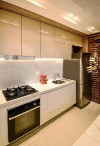 a kitchen with a stove and a sink at Salvador Prime Premium 2 suítes in Salvador