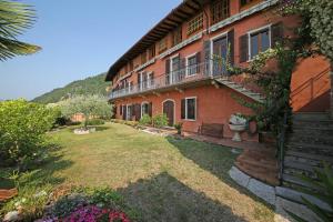 een uitzicht op een gebouw met een tuin bij Casale Massina APPARTAMENTO GIADA in Salò