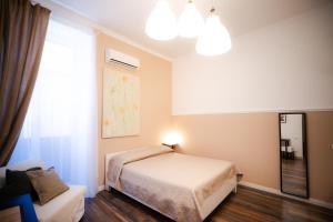 ナポリにあるCasa Matysのベッドルーム(ベッド1台、窓付)