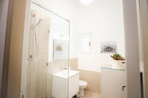 ナポリにあるCasa Matysのバスルーム(トイレ、ガラス張りのシャワー付)