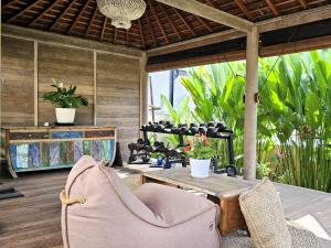 un patio con tavolo, sedia e tavolo di Villa Bodhi Kulture - Huge 4BR Luxury Villa for families & groups in Canggu - Bali a Canggu