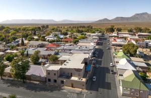 uma vista aérea de uma pequena cidade no deserto em Calvinia Hotel em Calvinia