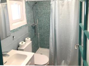 a bathroom with a shower with a toilet and a sink at ALOJAMIENTO NO ACTIVo in Moclín
