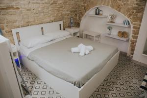 um quarto com uma cama com um elefante em PUGLIA MIA em Giovinazzo