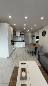 una sala de estar con un sofá y una mesa en Natasa Apartman, en Villány