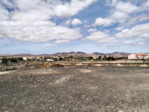 un estacionamiento vacío con montañas al fondo en Casa rural Daisamar en Teguitar