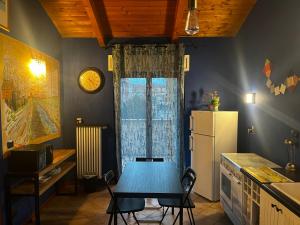 uma cozinha com uma mesa azul e um frigorífico em Green House Torino em Turim