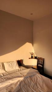 - une chambre avec un lit, une chaise et une étagère dans l'établissement Anio Ha Giang Hotel, à Ha Giang