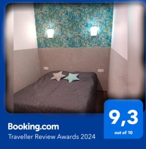 ein Schlafzimmer mit einem Bett mit zwei Sternen drauf in der Unterkunft Gościnne mieszkania M2 in Białystok