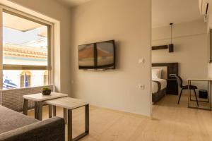 Μια τηλεόραση ή/και κέντρο ψυχαγωγίας στο BOUTiE Suite, a KalamataStay Property