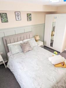 Giường trong phòng chung tại A superb 2 bed, 2 bathroom apartment in Manchester City centre
