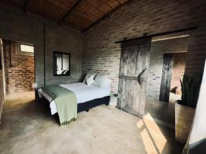 Un pat sau paturi într-o cameră la Syeta Bush Lodge