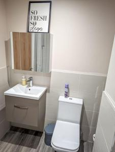 Phòng tắm tại A superb 2 bed, 2 bathroom apartment in Manchester City centre