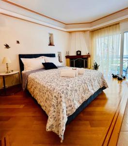 Un dormitorio con una cama grande y una ventana en Dreamy Luxury Studio, en Nafpaktos