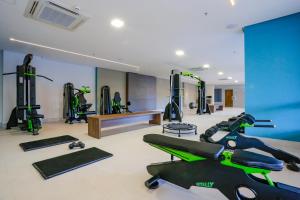 um ginásio com várias bicicletas de exercício numa sala em Hospede-se colado no Thermas do Laranjais, no Olímpia Park Resort em Olímpia