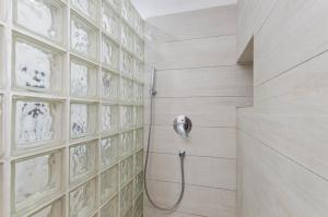 una ducha con una manguera fijada a una pared en YourHouse Ca Mado Josefa house, en Santa Margalida 36 fotos más