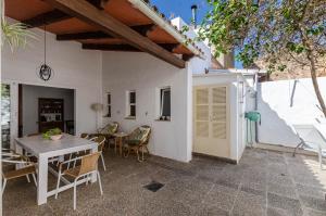 Un patio con mesa y sillas y un edificio. en YourHouse Ca Mado Josefa house, en Santa Margalida