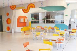 a classroom with tables and chairs in a cafeteria at Hospede-se colado no Thermas do Laranjais, no Olímpia Park Resort in Olímpia