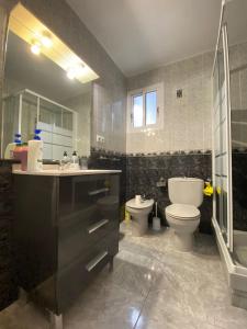 a bathroom with a sink and a toilet and a shower at Apartamento Turístico en el centro in Tarragona