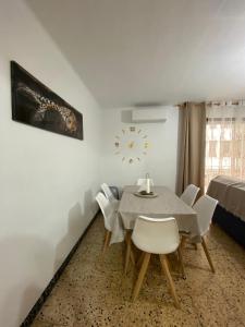 a dining room with a table and white chairs at Apartamento Turístico en el centro in Tarragona