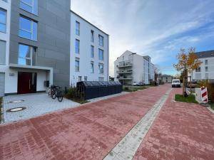 een rode bakstenen weg in een stad met gebouwen bij Wohlfühlen im Herzen von Wunstorf, 10min zum Meer in Wunstorf