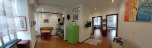 una sala de estar con una nevera verde. en La G, en Génova