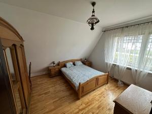 1 dormitorio con cama y ventana grande en Oaza spokoju - Szczyrk - Spacerowa 32, en Szczyrk