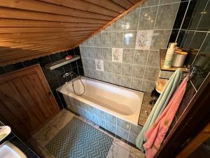 Baño pequeño con bañera y lavamanos en Oaza spokoju - Szczyrk - Spacerowa 32 en Szczyrk