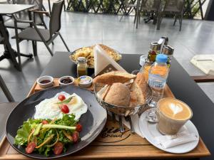 een dienblad met een bord eten op tafel bij Appart Clim Wifi 700m de la Plage in Saidia 