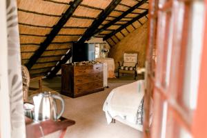 um quarto com uma cama e uma cómoda num sótão em Thatchings Guest House em Nottingham Road
