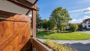 a wooden barn door with a view of a yard at Das Reiners in Grafenau