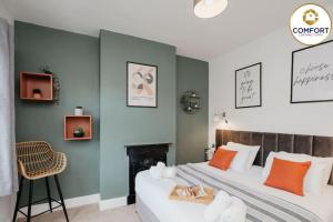 1 dormitorio con 1 cama grande y chimenea en 20% off Monthly Stays 2 Bedroom Townhouse en Nottingham