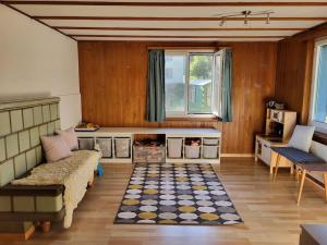 uma sala de estar com um sofá e um tapete em Ferienhaus in der Natur em Schlossrued