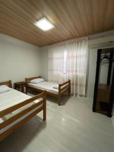 מיטה או מיטות בחדר ב-Linda Casa Jardim - 500 Mts da Praia