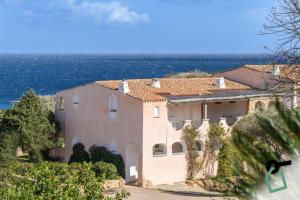 una casa con vista sull'oceano di HOTIDAY Hotel Porto Cervo a Porto Cervo