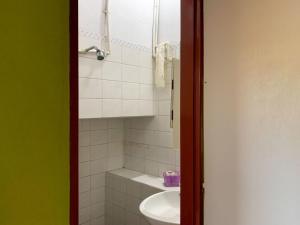 ゴドイ・クルスにあるDepartamento Privado en Gran Mendozaの小さなバスルーム(洗面台、トイレ付)