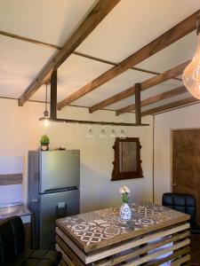 eine Küche mit einem Tisch und einem Kühlschrank in der Unterkunft Tinyhouse Ecologico con Tinaja in Villa Alemana