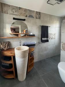 W łazience znajduje się umywalka i lustro. w obiekcie Türmle w mieście Öhningen